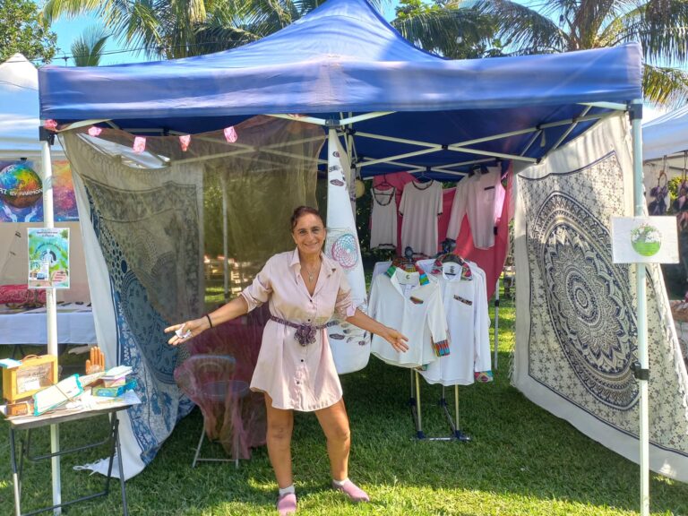Exposants et visiteurs du Parcours des Fées à Saint-Pierre, La Réunion