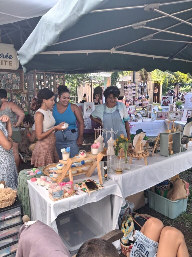 Exposants et visiteurs du Parcours des Fées à Saint-Pierre, La Réunion
