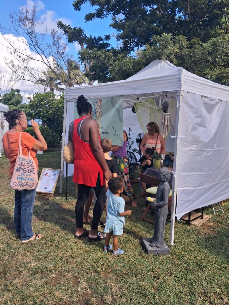 Exposants et visiteurs du Parcours des Fées à Saint-Pierre, La Réunion