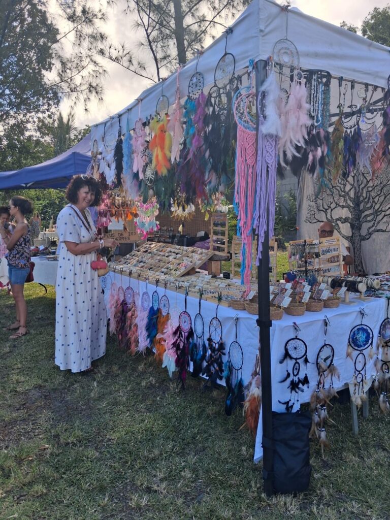 Exposants et visiteurs du Parcours des Fées à Saint-Pierre, La Réunion