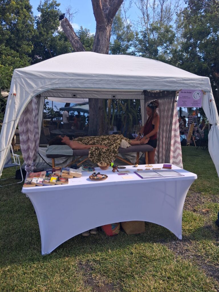 Exposants et visiteurs du Parcours des Fées à Saint-Pierre, La Réunion