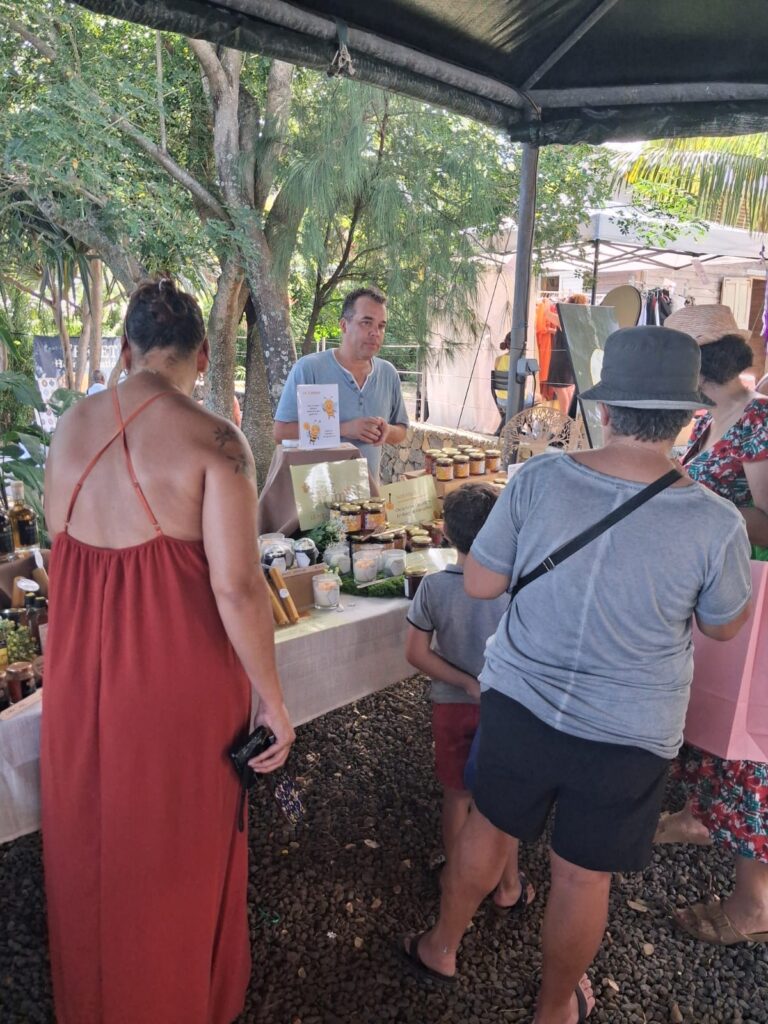 Exposants et visiteurs du Parcours des Fées à Saint-Pierre, La Réunion