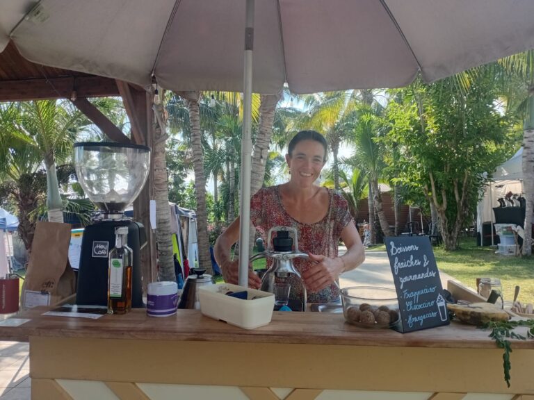 Exposants et visiteurs du Parcours des Fées à Saint-Pierre, La Réunion