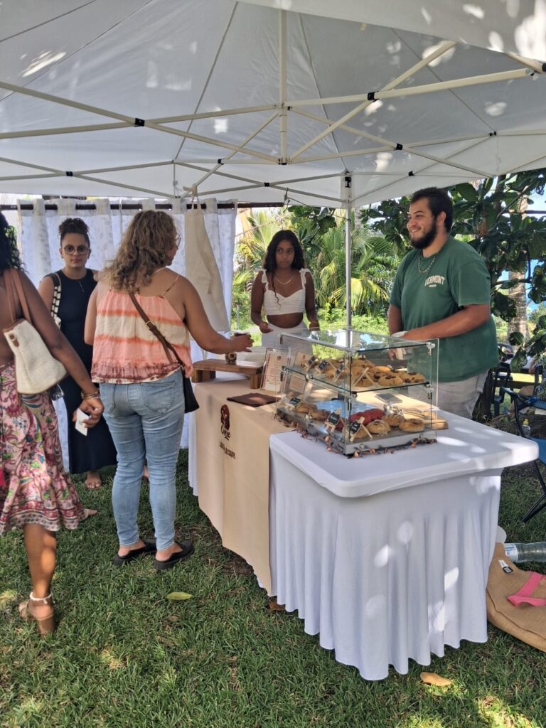 Exposants et visiteurs du Parcours des Fées à Saint-Pierre, La Réunion